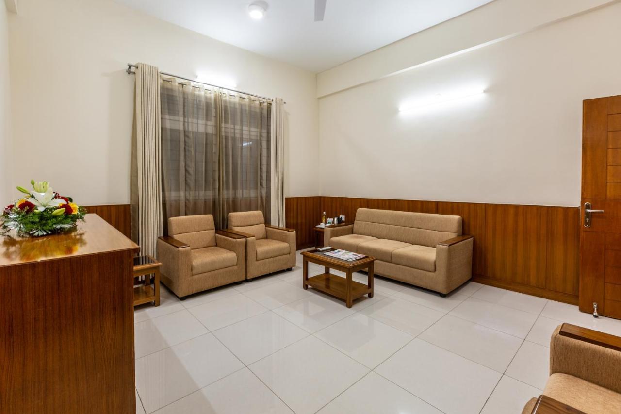Kstdc Kumarakrupa Hotel Bangalore Exterior photo