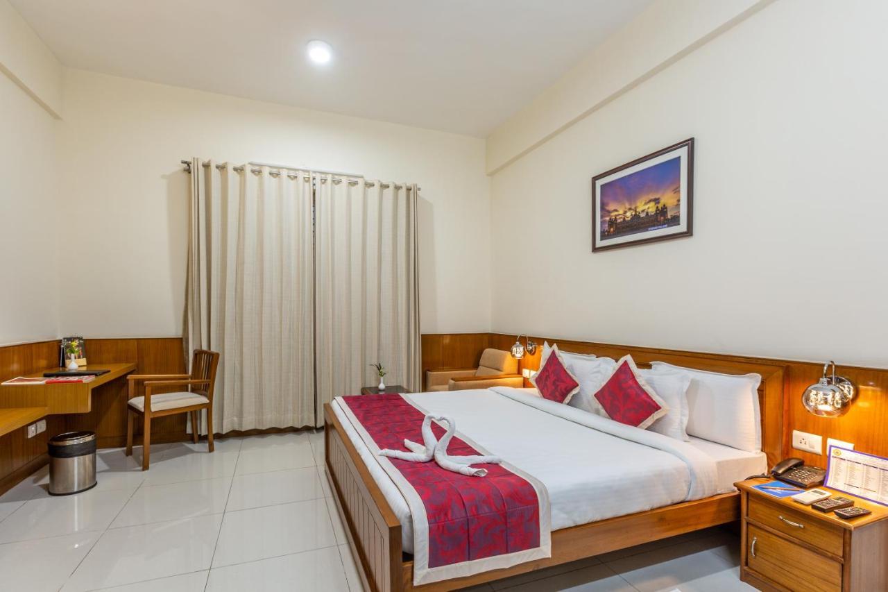 Kstdc Kumarakrupa Hotel Bangalore Exterior photo
